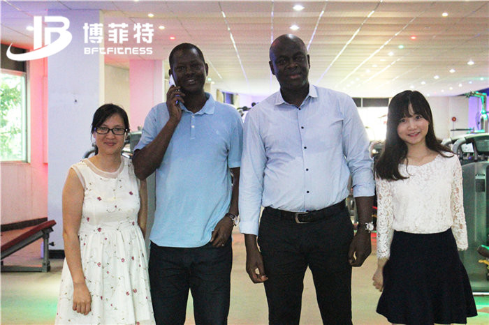 塞內加爾客戶來中國進口羞羞视频APP下载大全的健身器材