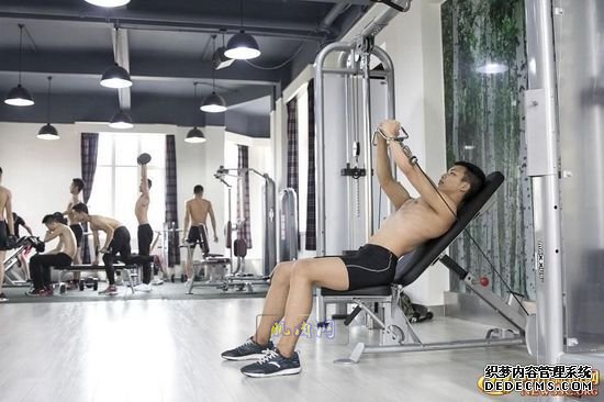 長腿、翹臀的完美身材美女哪裏多集中？除了春熙路，可能也就是四川西南航空職業學院健身房了。近日，該校一組美女健身房性感照片走紅網絡，時尚炫酷高大上的健身房加長腿翹臀完美身材的俏空姐，讓網友觀後直呼：“看美女不用去春熙路被暴曬了，到西航健身房吹著空調撩師妹去。”