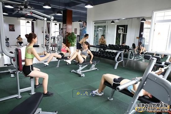 長腿、翹臀的完美身材美女哪裏多集中？除了春熙路，可能也就是四川西南航空職業學院健身房了。近日，該校一組美女健身房性感照片走紅網絡，時尚炫酷高大上的健身房加長腿翹臀完美身材的俏空姐，讓網友觀後直呼：“看美女不用去春熙路被暴曬了，到西航健身房吹著空調撩師妹去。”