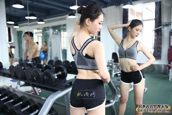 長腿、翹臀的完美身材美女哪裏多集中？除了春熙路，可能也就是四川西南航空職業學院健身房了。近日，該校一組美女健身房性感照片走紅網絡，時尚炫酷高大上的健身房加長腿翹臀完美身材的俏空姐，讓網友觀後直呼：“看美女不用去春熙路被暴曬了，到西航健身房吹著空調撩師妹去。”