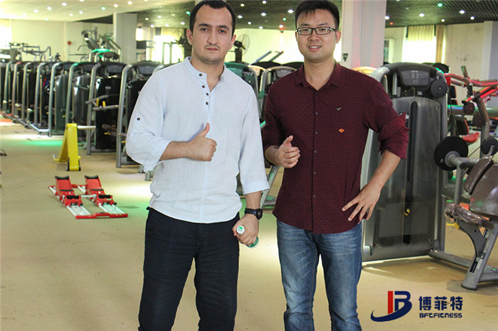 阿塞拜疆客戶來羞羞视频APP下载大全購買健身房器材，產品囊括有氧係列的跑步機，動感單車，健身車